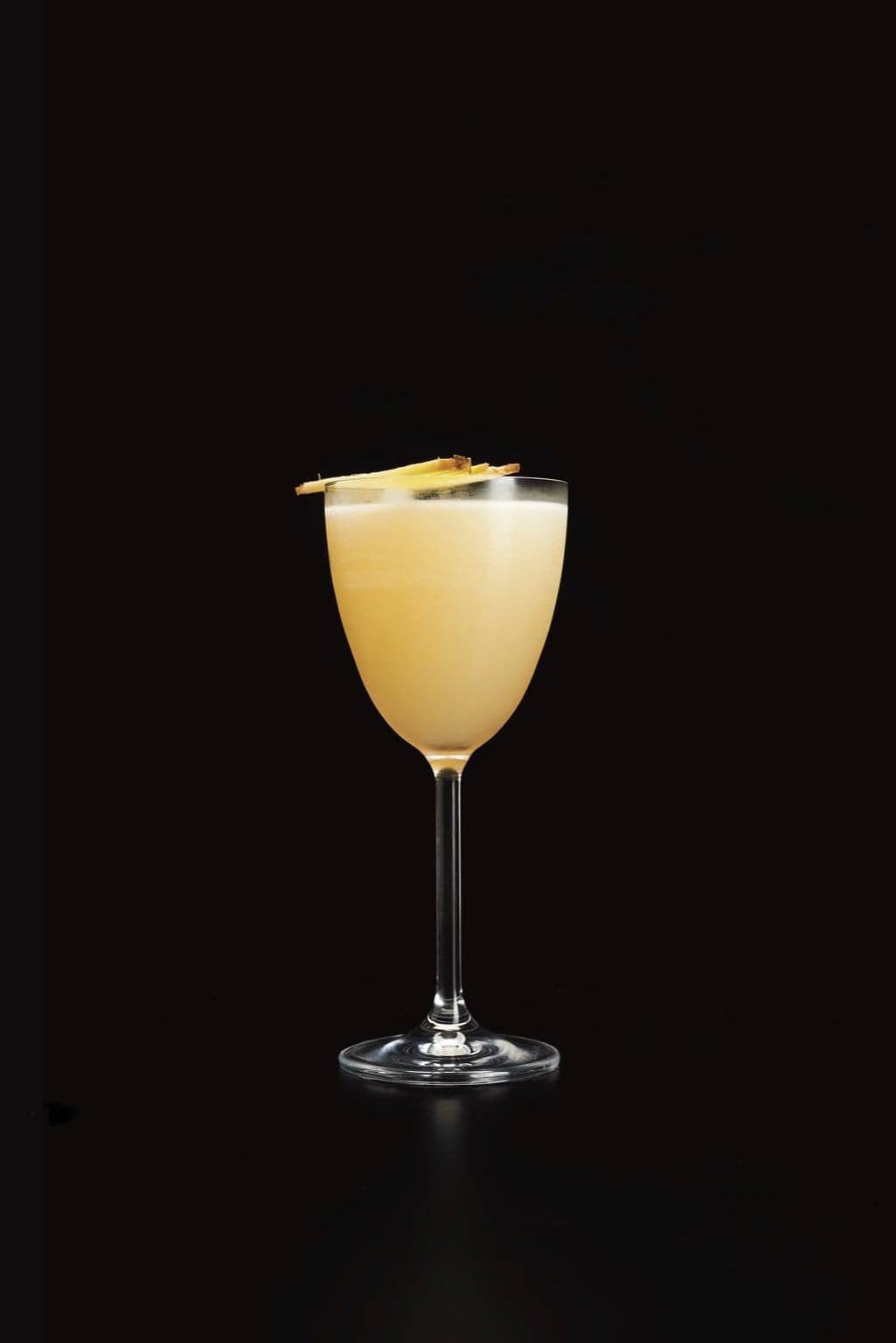 Cocktail de autor en copa, con láminas de manzana